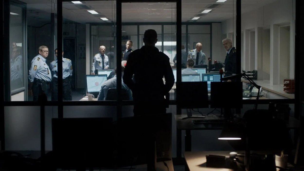 Policajt na tiesňovej linke rieši prípad unesenej ženy v psychologickom thrilleri The Guilty